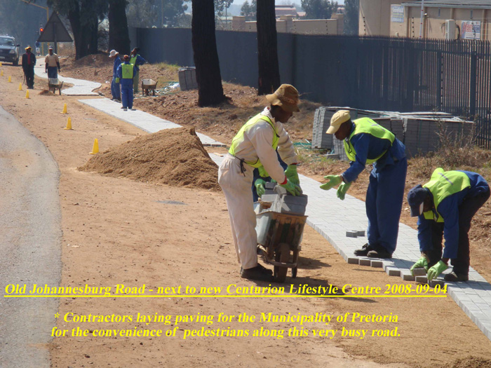 PositiveSA - 2008-09-04_Old Jhb road next to new Life Style Centre